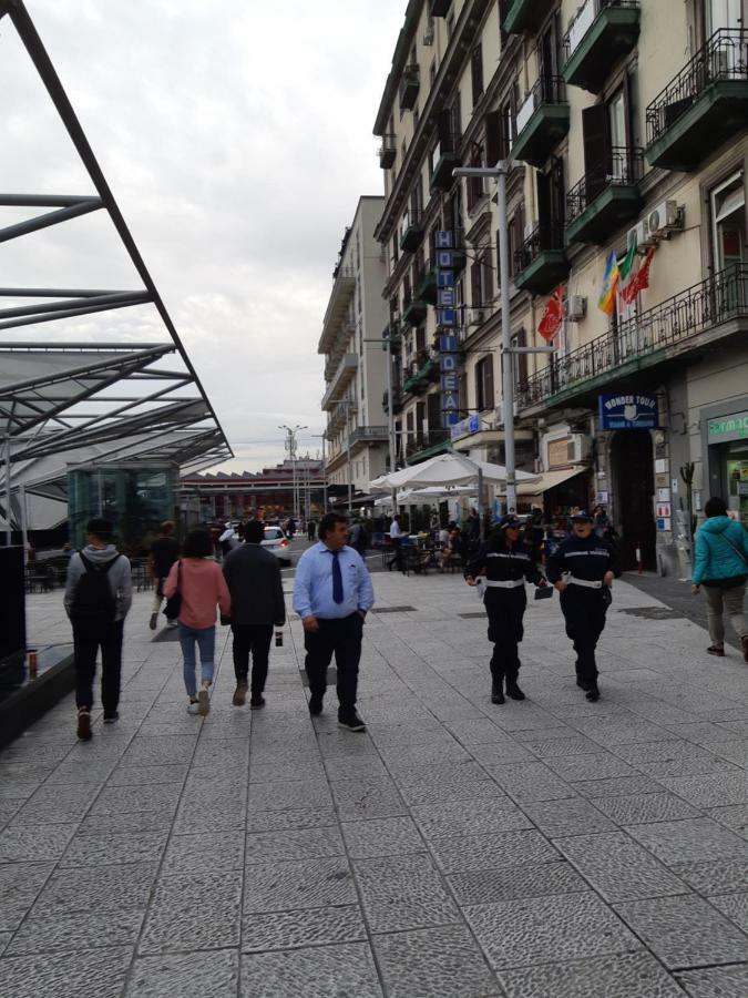 Metropolis Stazione Centrale نابولي المظهر الخارجي الصورة